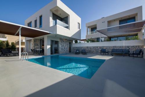 une image d'une maison avec une piscine dans l'établissement Xenias Luxury Villas, à Kalathas