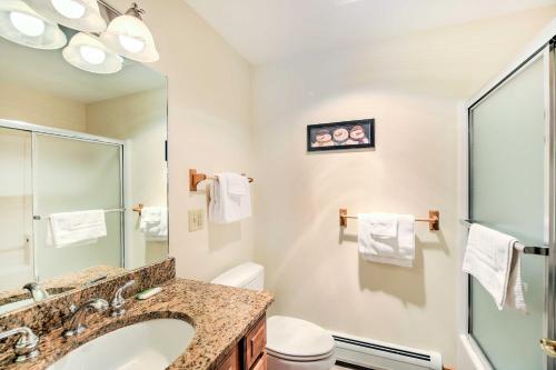 Ένα μπάνιο στο Inviting Ski-inandSki-out Condo at Jay Peak Resort!