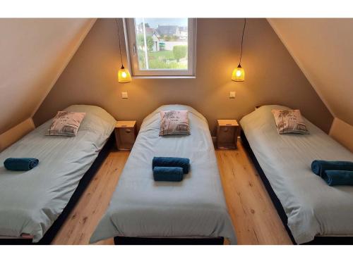 - 2 lits jumeaux dans une chambre avec fenêtre dans l'établissement LES PORTSALLAISES piscine ou spa à 300m de la plage, à Ploudalmézeau