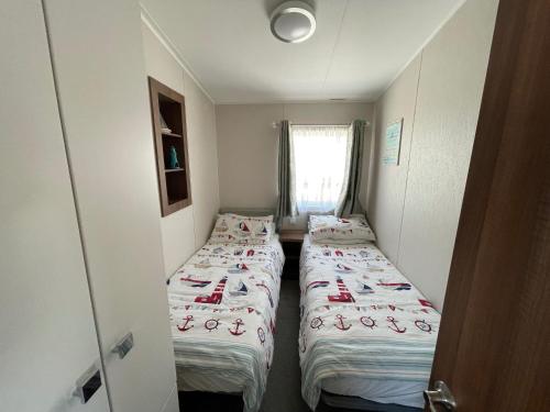 Ένα ή περισσότερα κρεβάτια σε δωμάτιο στο Ladram Bay Holiday Park D54