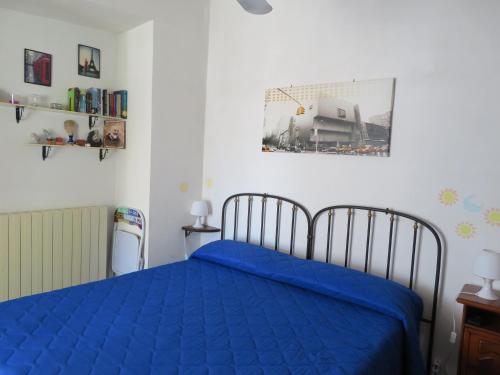 1 dormitorio con 1 cama con manta azul en Casa Vacanze Sole & Luna, en Milazzo