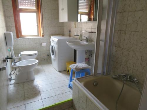e bagno con servizi igienici, lavandino e vasca. di Casa Vacanze Sole & Luna a Milazzo
