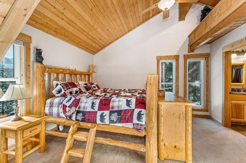 1 dormitorio con cama y techo de madera en Coal Creek Cabin, en Snoqualmie Pass