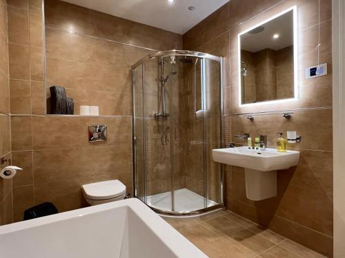 W łazience znajduje się prysznic, umywalka i toaleta. w obiekcie 24 Castle Hume Court Holiday House w mieście Enniskillen