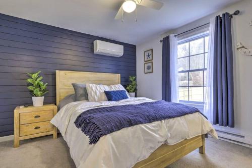 NEW! Updated Mystic Home w/ Sauna, Hot Tub & Deck في ميستيك: غرفة نوم بسرير وحائط بلكنة زرقاء