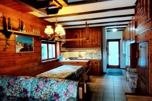 una cocina con 2 camas en una habitación en Chalet Elegante - Campo Felice e Piste da scii, en Spogna