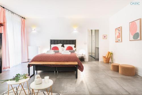 une chambre avec un grand lit et deux chaises dans l'établissement Spacious 90sqm - Zen Latin District - Notre-Dame, à Paris