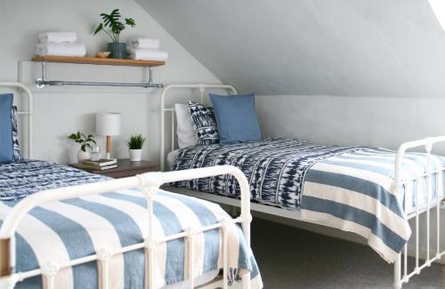 duas camas num quarto com azul e branco em Beautiful 6-Bed House in Lynton North Devon em Lynton