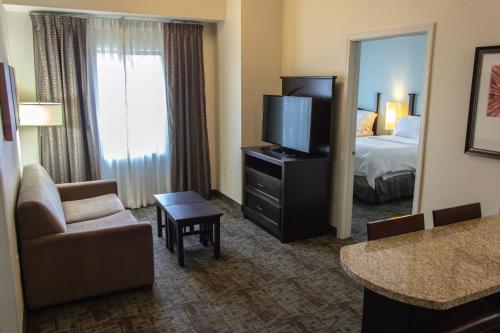 Staybridge Suites Minot by IHGにあるテレビまたはエンターテインメントセンター
