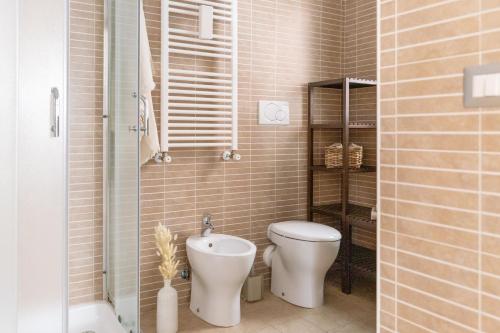 un piccolo bagno con servizi igienici e lavandino di LOFT con Terrazzo - 3 min dalle Autostrade By followgreenhouserome a Roma