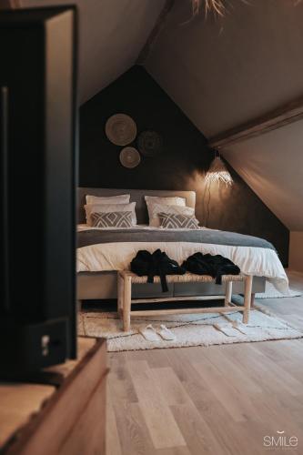 a bedroom with a bed and a tv at Pause Cachée in Walhain-Saint-Paul