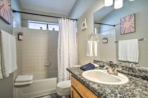 Bilik mandi di Tucson Hideaway Near Hiking and Biking!