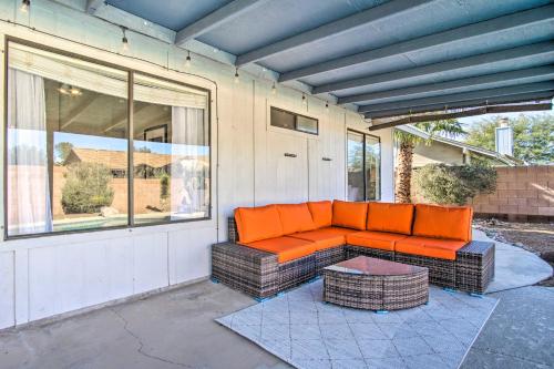 Ruang duduk di Tucson Hideaway Near Hiking and Biking!