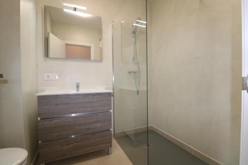 a bathroom with a shower and a sink and a toilet at Apartamento 2 habitaciones-wifi gratis in Son Bou