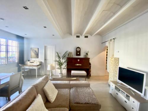 バルセロナにあるSant Antoni Lovely Apartmentのリビングルーム(ソファ、テーブル付)