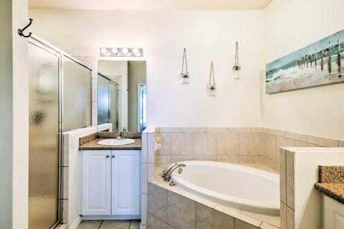 ein weißes Badezimmer mit einer Badewanne und einem Waschbecken in der Unterkunft Beautiful Naples Golf Villa in Famous Lely Resort! in Naples