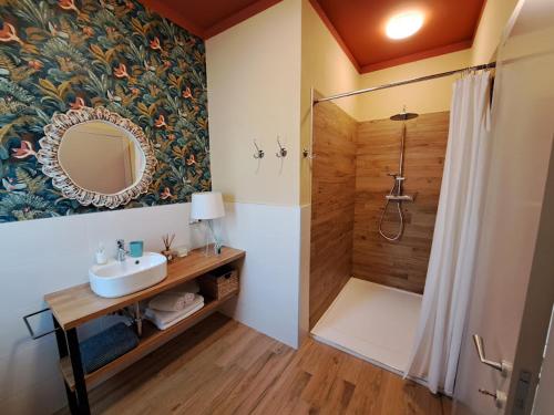 La salle de bains est pourvue d'un lavabo et d'une douche avec un miroir. dans l'établissement B&B Tra i Laghi, à Casale Corte Cerro