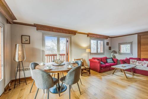 un soggiorno con tavolo e sedie di Superb and calm flat with balcony in Megève - Welkeys a Megève