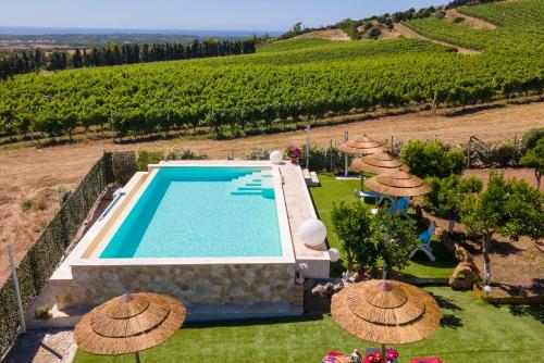 - Vistas al exterior de una villa con piscina en Residenza alla Collina & Romantic SPA en Porto Conte