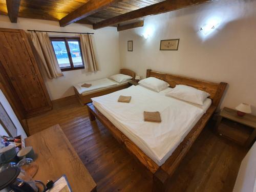 an overhead view of a bedroom with a large bed at Farma Zelená Ruža in Kľačno