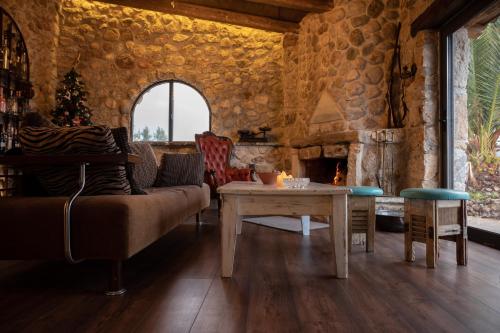 uma sala de estar com um sofá e uma mesa em Silo Stone House 