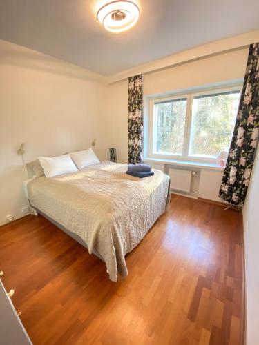 - une chambre avec un lit et une grande fenêtre dans l'établissement Family city apartment Helsinki, à Helsinki