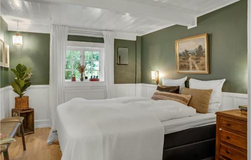 een slaapkamer met een groot wit bed en een raam bij Beautiful Home In Stubbekbing With Kitchen in Stubbekøbing