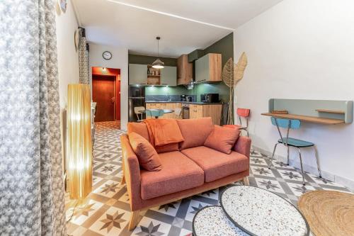 un salon avec un canapé et une cuisine dans l'établissement Appartement Dalmata - Welkeys, à Annecy