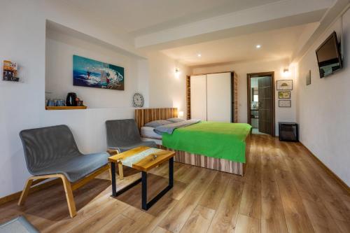 1 dormitorio con 1 cama, 1 mesa y 1 silla en Vila Veve, en Sighişoara