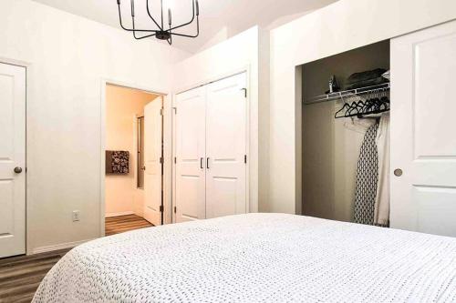 Dormitorio blanco con cama y armario en Si View, en North Bend