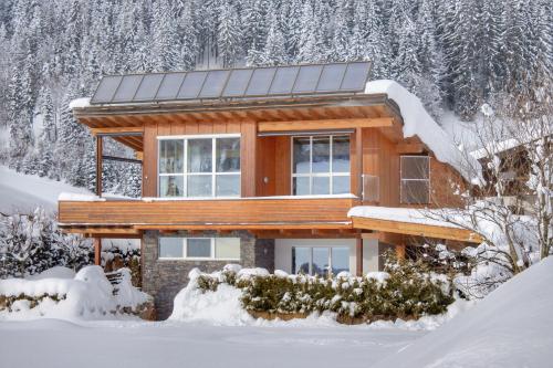 una casa con techo solar en la nieve en Haus Frankl, en Sankt Jakob in Haus