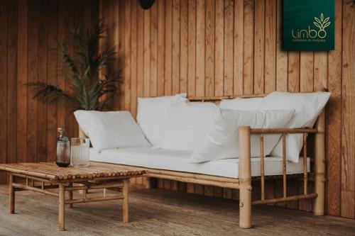 ein Sofa und einen Couchtisch in einem Zimmer in der Unterkunft Limbo Cabañas de Malpica in Malpica