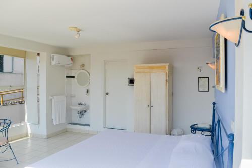 um quarto com uma cama e um lavatório em Balcon del Alferez em Xalapa