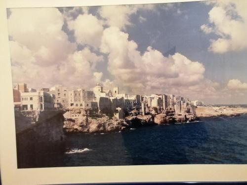 uitzicht op een stad vanaf het water bij hotel de rossi in Bari