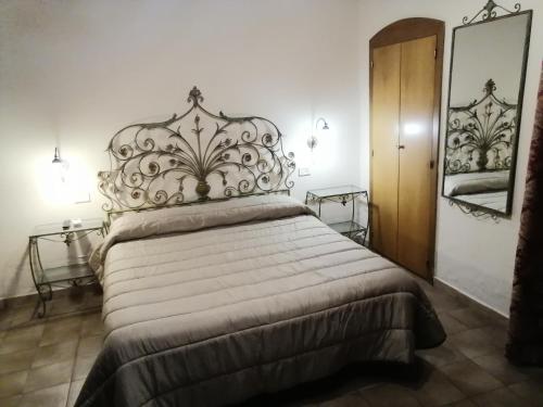 een slaapkamer met een groot bed en een spiegel bij hotel de rossi in Bari