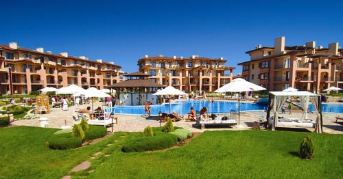 um resort com piscina e alguns edifícios em Sea stars Kaliakria resort em Topola