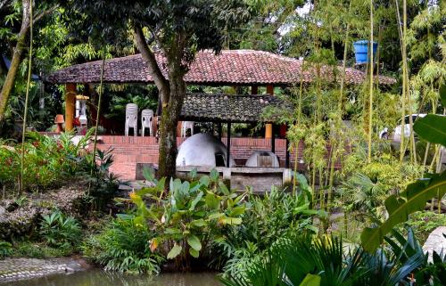 einen Garten mit einem Haus mit einem Brunnen in der Unterkunft Casa Catalonia 