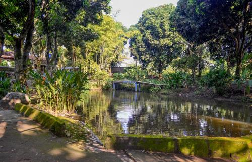 un río en un parque con un puente y árboles en Casa Catalonia 