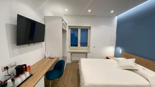 een slaapkamer met een groot bed en een blauwe stoel bij B&B MoMi Sorrento in Sorrento