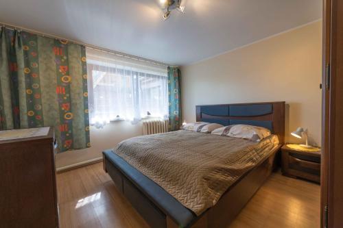 a bedroom with a large bed and a window at U Zenona in Stegna