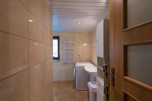 uma casa de banho com um lavatório e um WC em U Zenona em Stegna