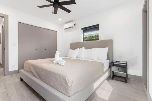 Un dormitorio con una cama grande y un ventilador de techo. en Lauderdale Modern 1 Bedroom 1 Bathroom with Private Backyard, en Fort Lauderdale