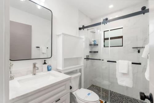 Un baño blanco con lavabo y ducha en Lauderdale Modern 1 Bedroom 1 Bathroom with Private Backyard, en Fort Lauderdale