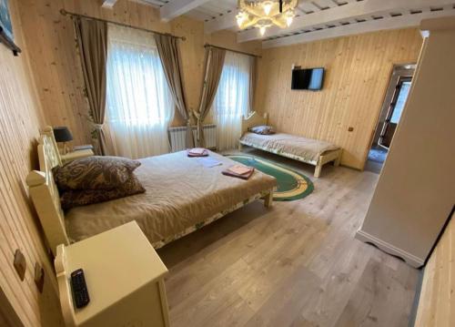 沙安的住宿－Приватна садиба Шаянське джерело，一间卧室配有一张床、一张沙发和一台电视。