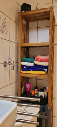 a shelf with folded towels in a bathroom at FeWo Harz Haennig 2 in Walkenried