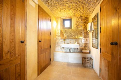 y baño con lavabo, espejo y baño con ducha. en Mas Coquells, preciosa masia en plena natura, en Vilanant