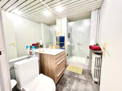 a bathroom with a toilet and a shower and a sink at Studio cosy à 5 min du Futuroscope in Chasseneuil-du-Poitou