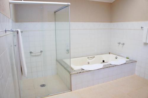 Bilik mandi di Obbá Coema Village Hotel