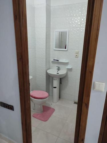 een badkamer met een toilet en een wastafel bij Thé good stay4 midelt in Midelt