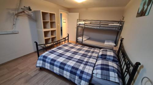 Poschodová posteľ alebo postele v izbe v ubytovaní De Ploeg